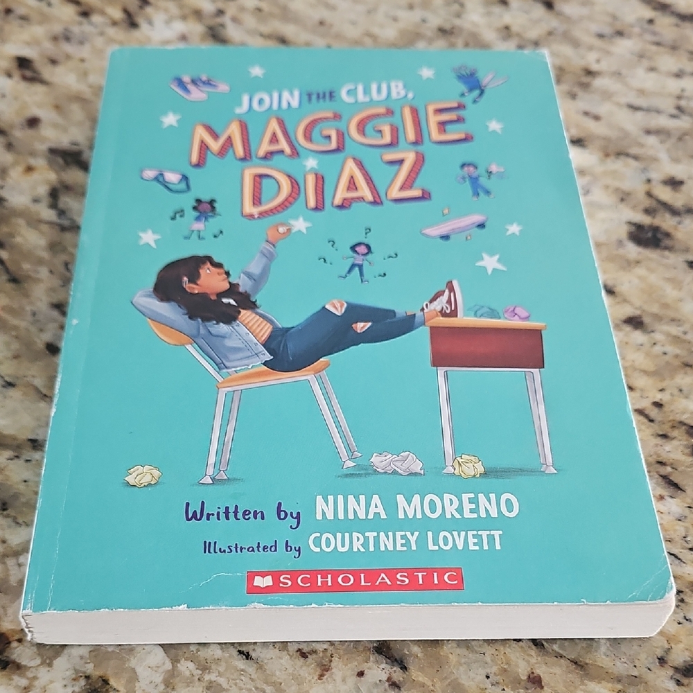 3/$15 💥 Scholastic Teal and Pink Maggie Diaz Book